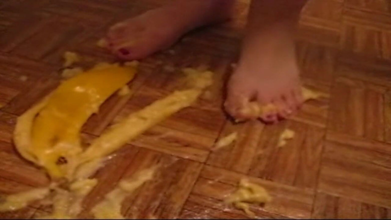 Sexy Amateurz: Foot crushing for a banana