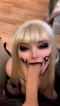 金发婊子吮吸爸爸的鸡巴