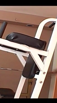 Blonde blanke tiener wordt in haar kont geneukt door de grote zwarte pik van een gespierde zwarte man