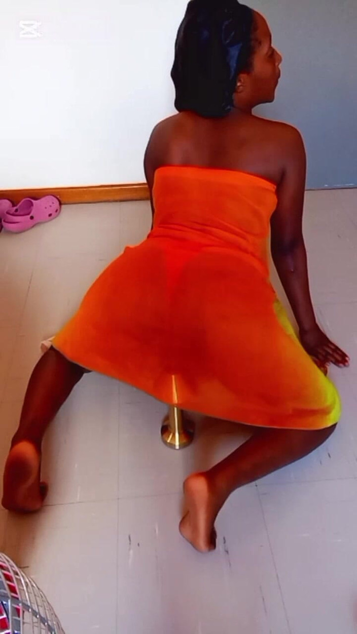 Xkiki: Mama mea vitregă m-a făcut să-i fut suportul pentru lampă