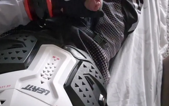 Sneakersmax98: I Jerk off Like This Every Day