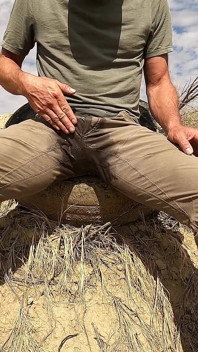 Pulvérisation de pisse pendant un travail sur le terrain