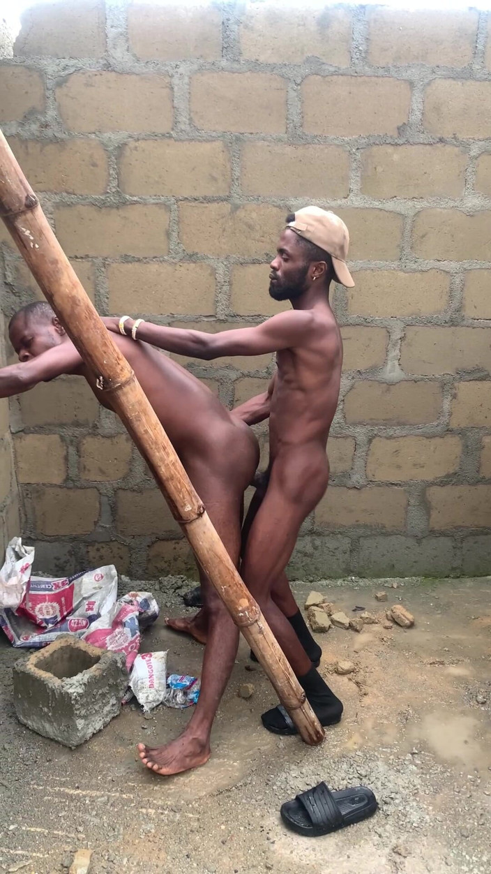 Big Hoss: Gangbangový sex uvnitř nedokončeného domu