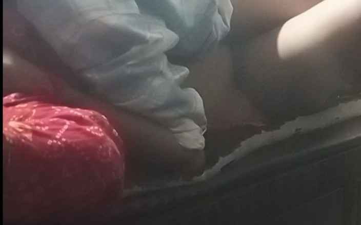 Stepmom baby: India divirtiéndose en el cama