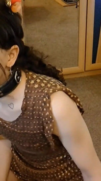 Sculacciata di un re reindeer sissy e che è tornata in una sissy