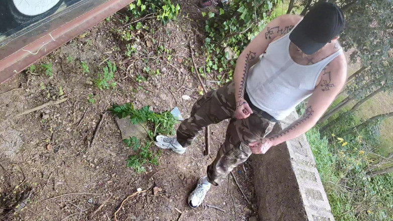 The Bearded Master: Cendrier, pisse et pieds. Un maître barbu utilise une fellation