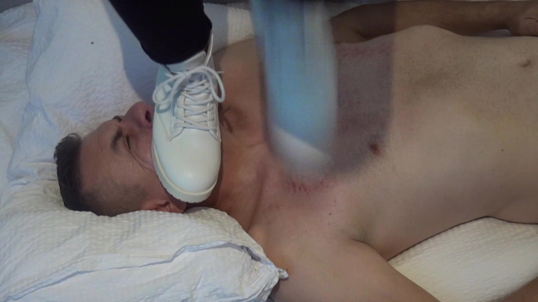 Paultramp: Trece Cu Bocanci Peste Fata
