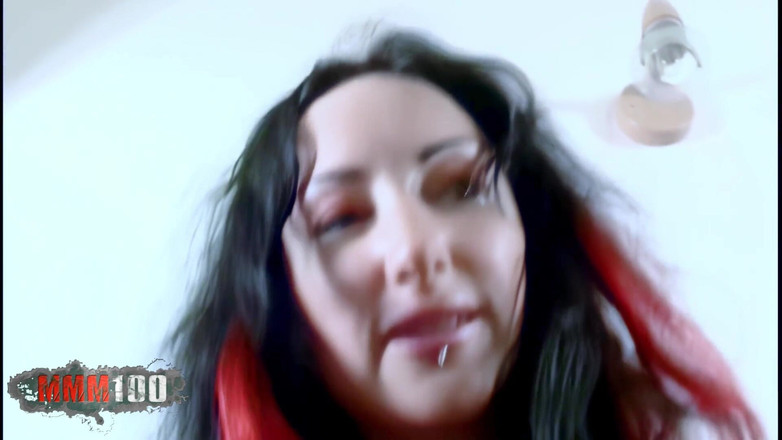 MMM100: Брюнетка порнозірка з великими цицьками Ана Мартін танцює і роздягається з чорним нарядом