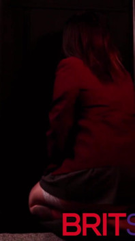 Británica de 19 años en uniforme chupa polla en el gloryhole