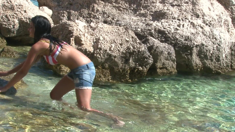 Cryptostudios: Deslumbrante morena jura seus peitões na praia de nudismo