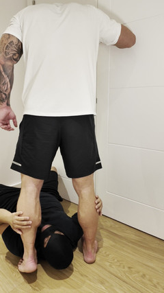 Troy White UK: Pisoteando y sentada en la cara!