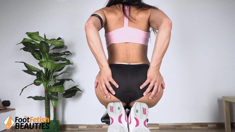 Foot Fetish HD: Gim awek Bianca Blance bergambar dengan kakinya yang cantik semasa...