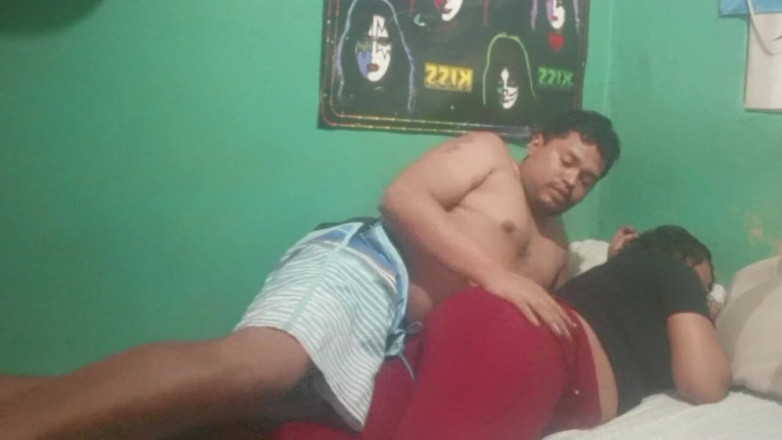 BigassMILF40: 大きなお尻のブルネットの継母が夫が帰宅する前にセックスする