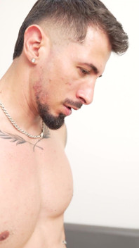 Drobná latina nabízí mokré kouření a její těsný zadek k uklidnění nešťastného hosta