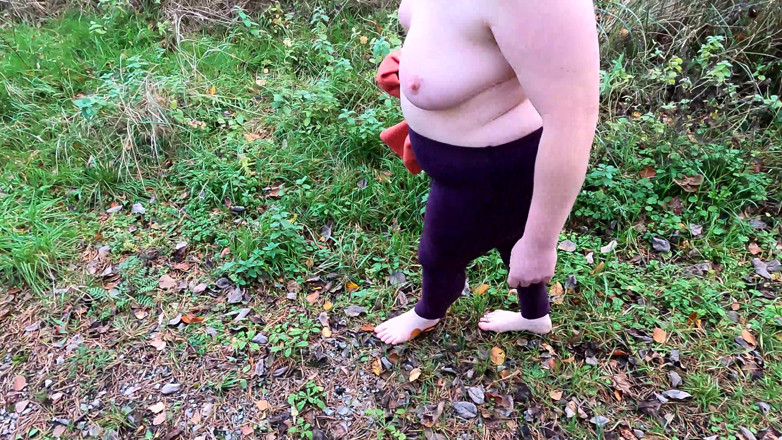 Bouncy Tits Action: Wędrówki na bosaka i topless z titslapping