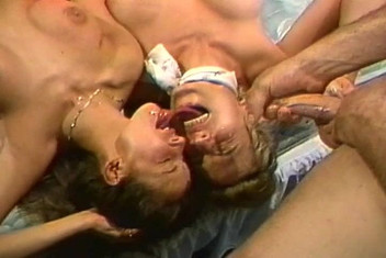 3some fun: तीव्र चुदाई सत्र के बाद दो हॉट वेश्याओं को सीधे वीर्य के साथ छिड़काव करना