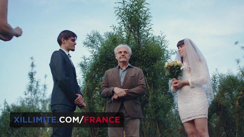 Made In France: ホットストリッパーは三人組のために招待されます