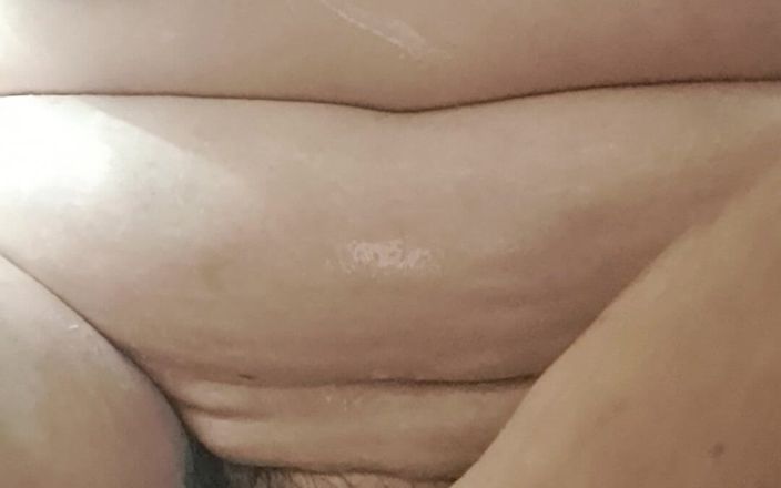 Mommy big hairy pussy: Üvey annenin kıllı amını yıkıyor