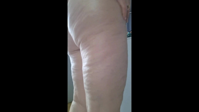 Priscila: 继母尝试穿着微型比基尼去海滩，并询问她继子的意见！！评论和问 + 视频