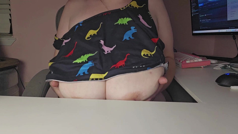 Mushroombitchx: Tieten op mijn bureau slaan