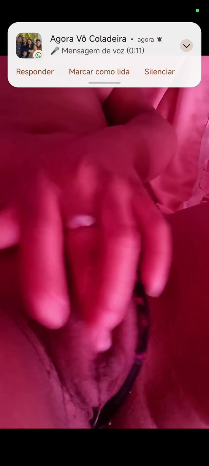 Jacke24: Freche brünette masturbiert zu hause