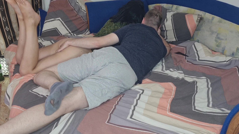 Viktoria_sekret: Esposa follada por amigo delante de cornudo