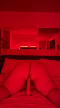 Bella donna MILF cavalca dildo