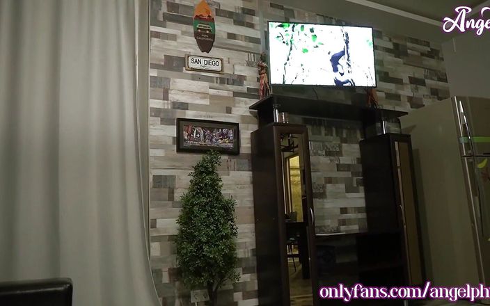 Angel: Ajak pacarku nonton netflix dan dia ngentot kontolku - angel