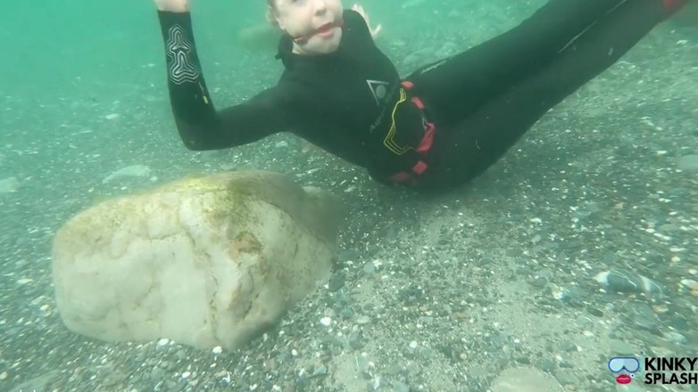 UKCuteGirl Lucy Lauren: Bondage della corda ocean con ballgag in muta