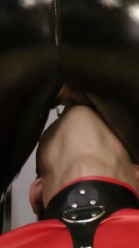 Spitting paní tě donutí deepthroat sát dildo a vzít obrovskou hračku do zadku! otrok ve svěrací kazajce nemůže odmítnout ...