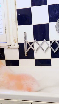 Rosa Brighid en el baño detrás de la video