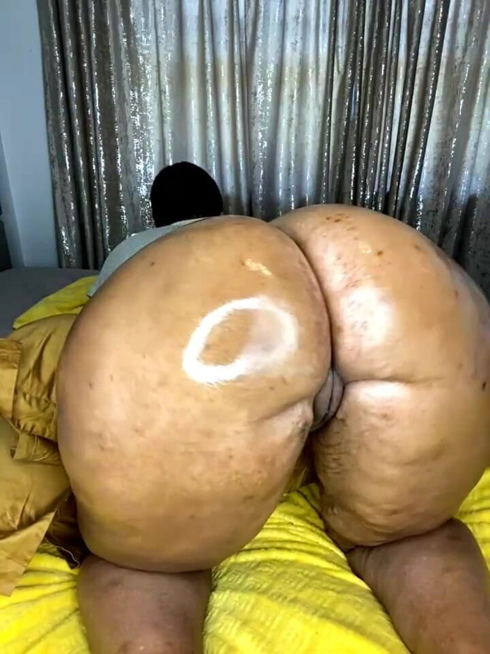 Big black clapping booties: Masturbare la Extrem de grozav, episodul 1029