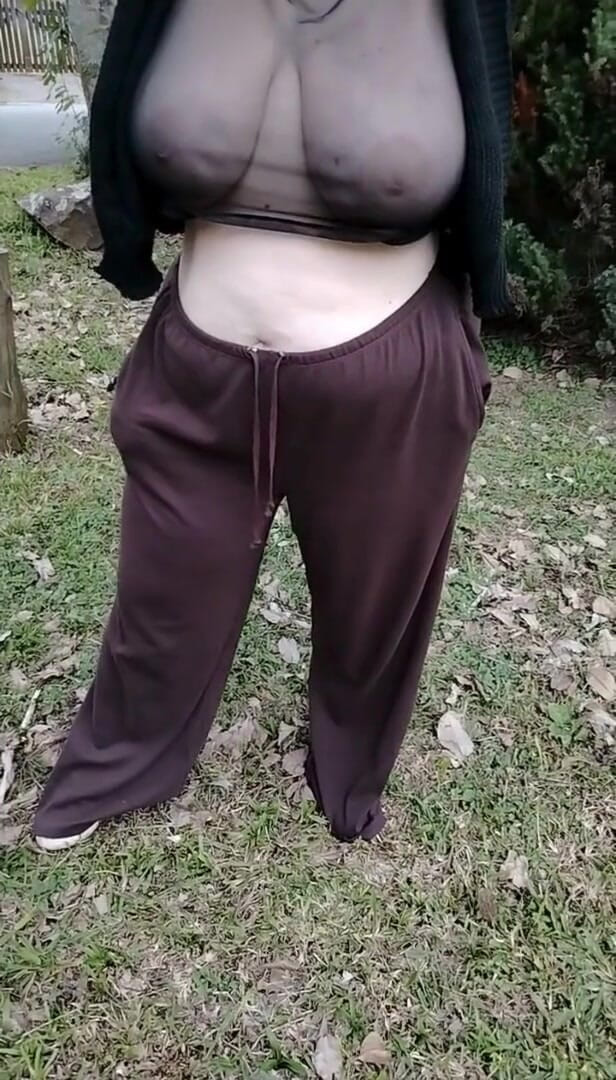 Priscila: 我的继母穿着透明T恤走动。