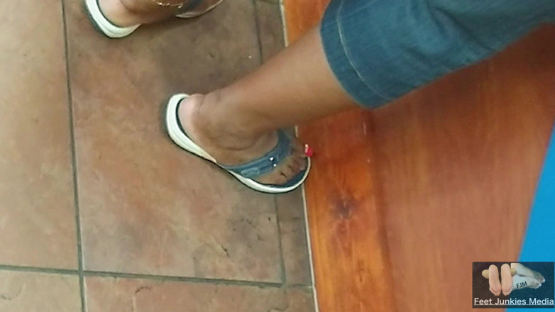 Foot Patrol: Sestřička Jasmine Doe má po práci sexy páchnoucí nohy N...