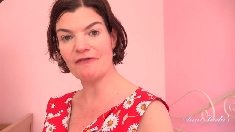 Aunt Judy's: 44yo milf Jenny playing with clit