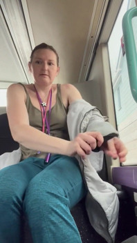 Nackte möpse als bus-wichser! Ich spiele mit meinen wunderschönen perfekten handgroßen titten, bis ich fast erwischt worden bin!