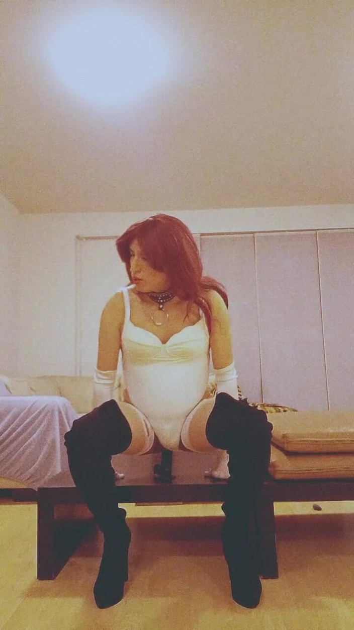Tammy sissy slave: Masturbando-se com um dildo