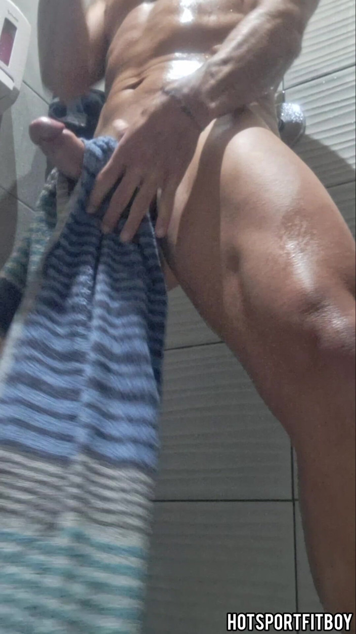 Hotsportfitboy: Shower wichs - fitter junge streichelt großen harten schwanz und kommt...