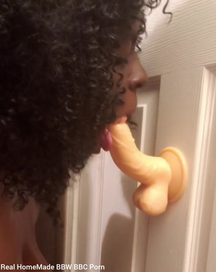 Super sexy ebony cuties: Si esercita nel succhiare il dildo montato nel pompino