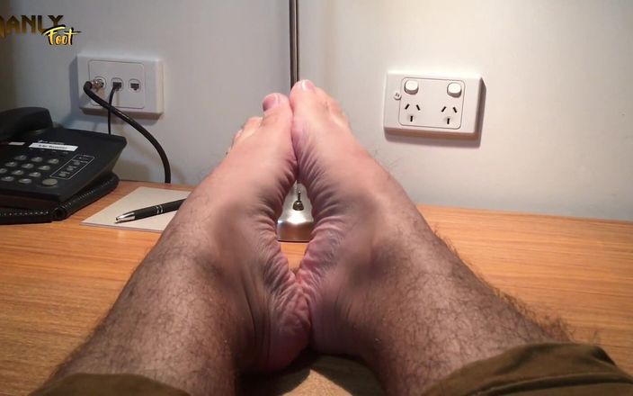 Manly foot: 你对皱纹的脚底有什么感觉 - 桌子上的脚有点天 - manlyfoot