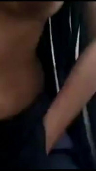 Ragazza indiana sexy che mostra le sue tette e figa al college