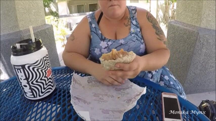 BBW Pleasures: SSBBW zjada ogromne burrito przy basenie