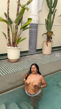 거대한 엉덩이로 물을 튀기는 수영장에서 뚱뚱한 트위킹. 야외에서 박수 치는 젖은 뚱뚱한 엉덩이