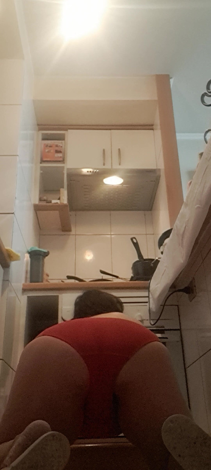 Mommy big hairy pussy: MILF in mutandine rosse in cucina