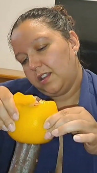 Wildenglishbbw fait une branlette à grosse bite noire avec un pamplemousse