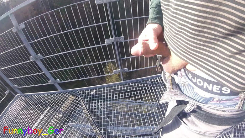 Funnyboy-Ger: Venku na velmi veřejné vyhlídkové věži u řeky pracuji na své...