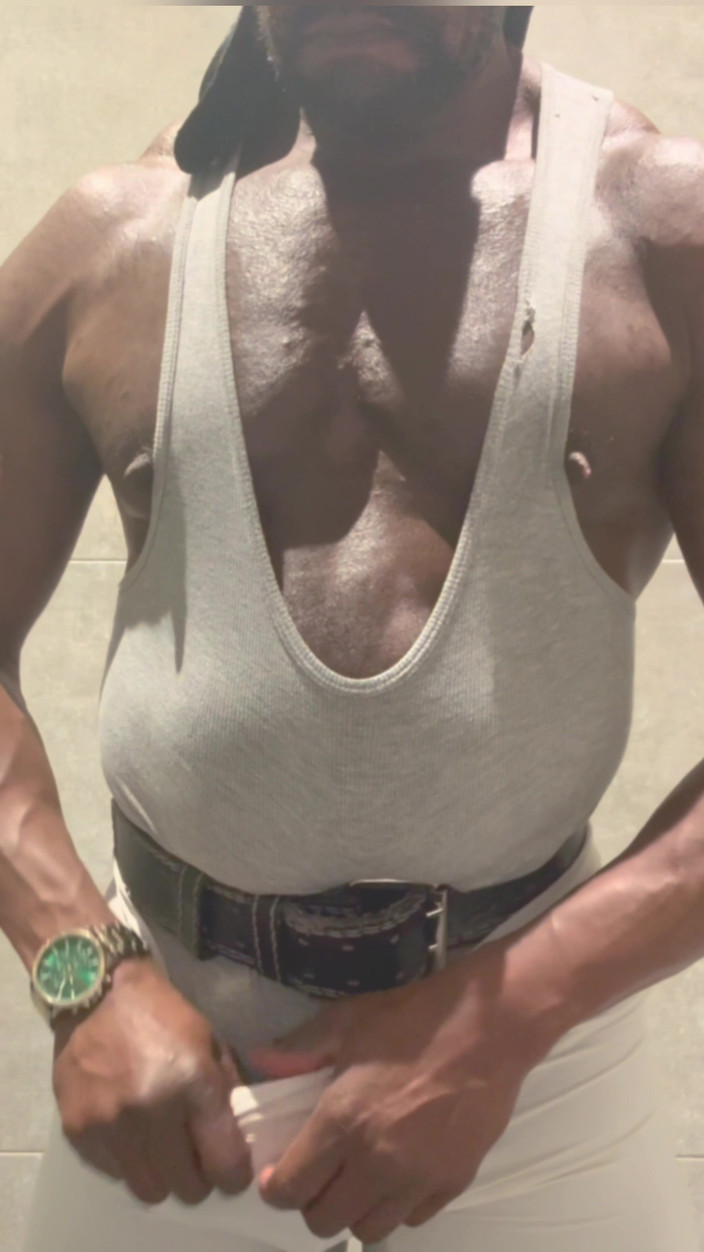 Black mature muscle Brody Richardson: Czarny Tata Mięśni Ujawnia Singlet Bate Spust Po Siłowni Prysznic