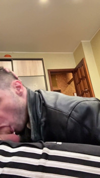 Pidr v obleku slouží gopnikovi ve sportovních botách a kožené bundě