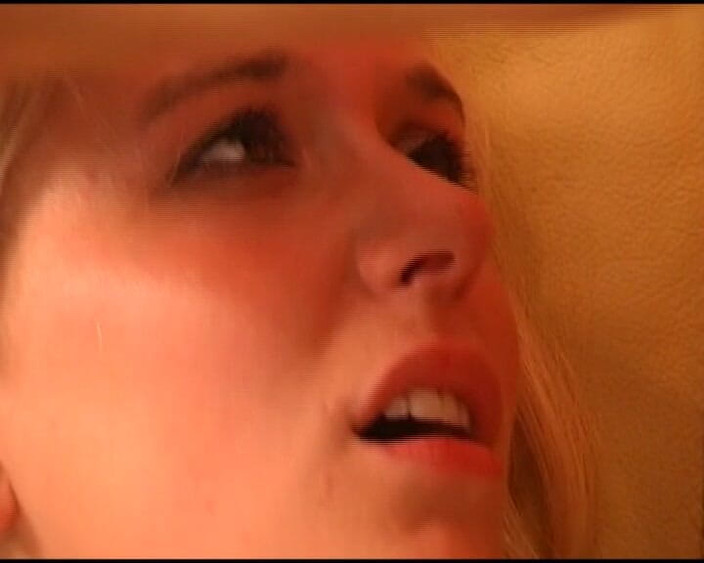 Deutsche Madchen: Blonďatá kočička z Německa penetrovaná do těsné kundičky