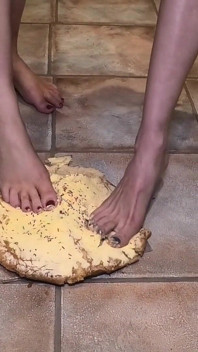 Bánh sinh nhật biến thành lộn xộn
